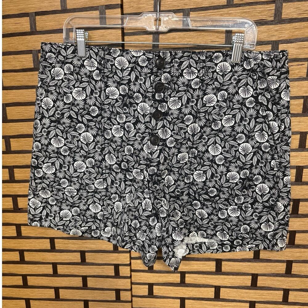 Loft‎ Black And White Floral Multi Button Shorts Size 12